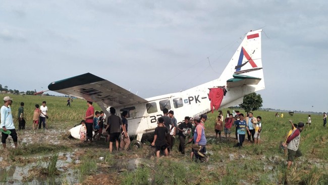 Pesawat Cessna PK-WMP milik Bro Skydive jatuh di Karawang. Semua lima awak selamat dan telah dievakuasi.