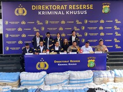 Aksi Polda Metro Bongkar Penyelundupan Pakaian Bekas Ikuti Instruksi Prabowo