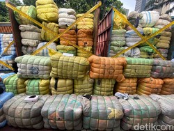 Video Polisi Sita 439 Koli Pakaian Bekas Asal Korsel yang Akan Dijual di DKI