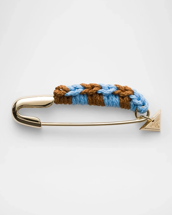 Prada Crochet Safety Pin. Bros berlogo Prada dengan desain crochet.