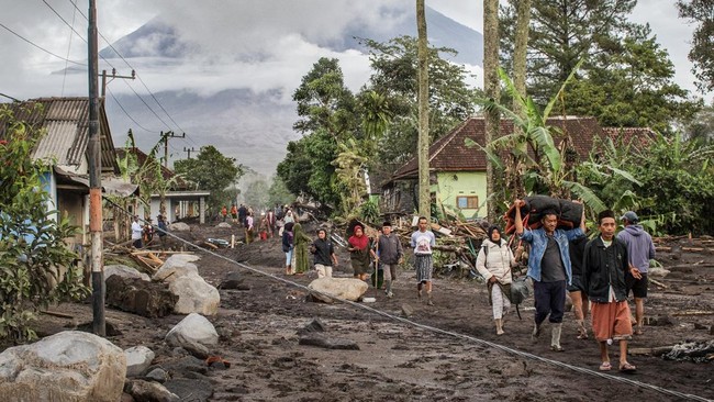 Aliran lahar dingin dari erupsi Gunung Semeru kembali meluas dan telah mencapai kawasan Gladak Perak, atau sekitar 13 kilometer dari puncak.