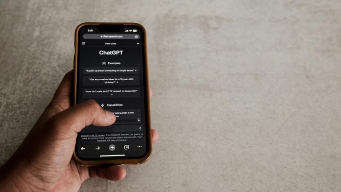 Pemerintah telah melakukan sosialisasi sejak regulasi ini diterbitkan, tetapi proses penegakan dilakukan secara bertahap bagi PSE yang tidak patuh. Jika platform-platform tersebut tidak melakukan pendaftaran, maka sanksi administratif hingga pemutusan akses dapat terjadi