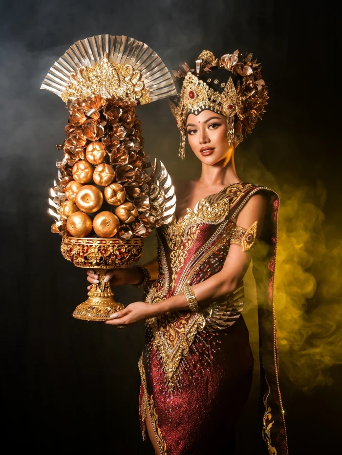 Sanly Liu pamerkan kekayaan budaya Indonesia di ajang Miss Universe 2025. Untuk National Costume, ia tampil memikat dalam bsuana tradisional berjudul 