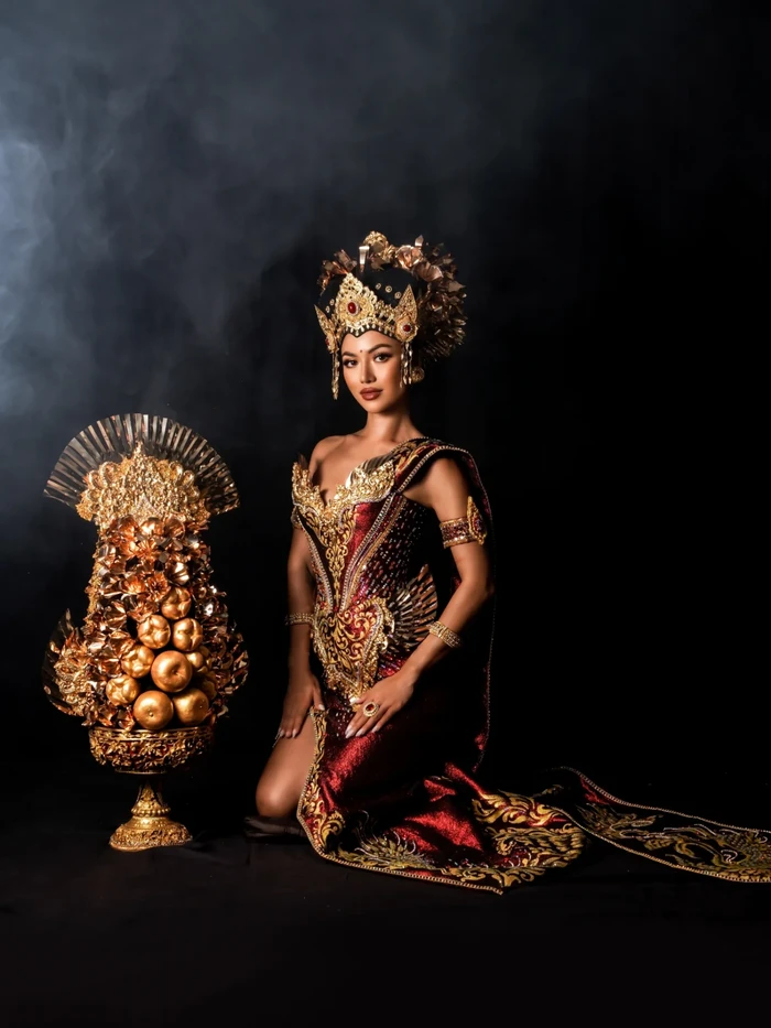 Busana ini terinspirasi dari tradisi sakral masyarakat Bali yang dikenal sebagai banten dan peed. Tradisi ini menyimbolkan rasa syukur dan keseimbangan antara manusia, alam, dan Tuhan./ berarti Foto: instagram.com/sanlyliuu/nawangphoto