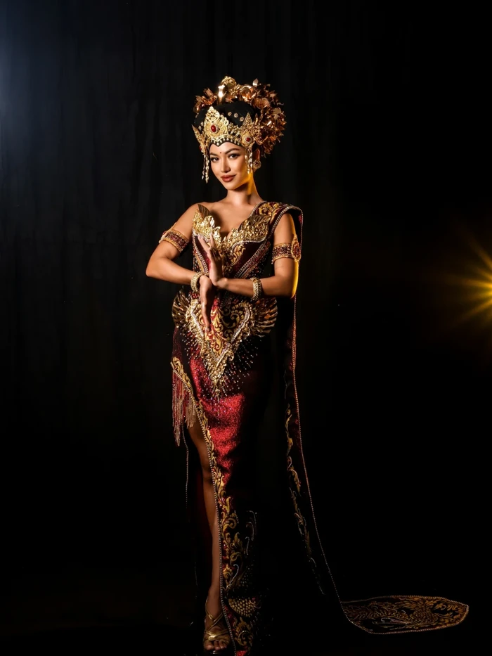 Sanly Liu tampak memesona mengenakan busana tradisional dalam nuansa merah dan emas penuh detail tersebut. Tak hanya itu, ia melengkapi penampilan dengan gebongan, yakni sesaji yang terdiri dari buah-buahand dan bunga, yang disusun rapi untuk dibawa perempuan Bali ke Pura untuk upacara./ Foto: instagram.com/sanlyliuu/nawangphoto