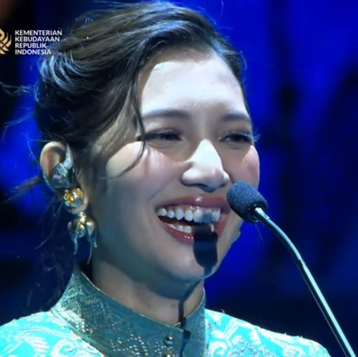 <p>Dalam pidato singkatnya, Sheila mengucapkan terima kasih kepada orang-orang terdekatnya yang telah memberikan dukungan, terutama sang suami. &ldquo;Terima kasih kepada dewan juri Festival Film Indonesia, terima kasih kepada Tuhan, kepada keluarga saya, keempat orang tua saya, kakak-adik saya, suami saya selamanya yang ada di sana,&rdquo; ujar Sheila, dikutip dari kanal YouTube<em> Festival Film Indonesia</em>, Jumat (21/11/2025).&nbsp;(Foto: YouTube Festival Film Indonesia)</p>