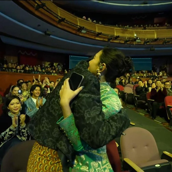 <p>Sang aktris yang hadir ditemani suami, Vidi Aldiano, tak bisa menyembunyikan ekspresi terkejutnya. Vidi pun langsung memberikan pelukan hangat untuk Sheila sebelum maju ke atas panggung.&nbsp;(Foto: YouTube Festival Film Indonesia)</p>