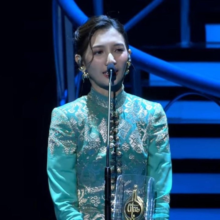 <p>Perempuan 33 tahun itu diketahui menerima penghargaan sebagai Pemeran Utama Perempuan Terbaik dalam film <em>Sore: Istri dari Masa Depan. </em>Momen haru pun menjadi sorotan saat namanya disebut. Ia berdiri di atas panggung dengan mata berkaca-kaca. (Foto: YouTube Festival Film Indonesia)</p>