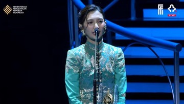 Highlight Dunia Hiburan InsertLive : Pesan Manis Ayah Vidi Aldiano Usai Sheila Dara Raih Penghargaan FFI 2025