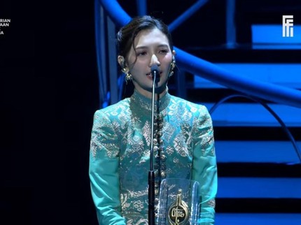 Potret Haru Sheila Dara Menang Piala FFI 2025, Sebut Vidi Aldiano Suami Selamanya