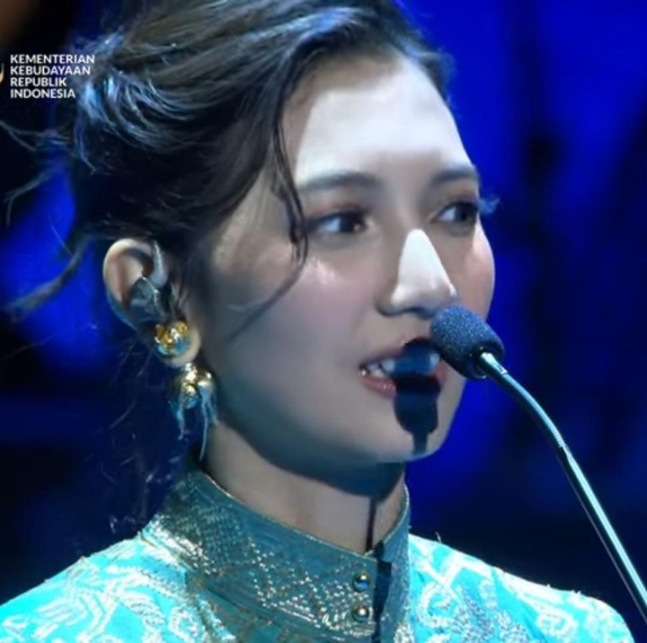 <p>Tak hanya itu, ia pun memberikan apresiasi untuk para tim di balik layar film <em>Sore.</em> &ldquo;Banyak banget sebenernya yang mau diterimakasihin karena sadar betul yang menghidupkan karakter <em>Sore</em> itu banyak sekali, dari tangkapan kamera, dari makeup, wardrobe, editing, semuanya. Sangat-sangat bersyukur punya tim yang besar sekali rasa cintanya pada <em>Sore</em> Terima kasih semuanya,&rdquo; pungkasnya.&nbsp;(Foto: YouTube Festival Film Indonesia)</p>