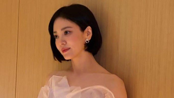 Intip Potret Song Hye Kyo Saat Menghadiri Blue Film Dragon Awards 2025, Glowing dan Awet Muda!