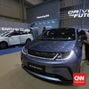 Pengunjung melihat pameran mobil BYD di ajang Gaikindo Jakarta Auto Week (GJAW 2025) di ICE BSD, Serpong, Jumat (21/11/2025)