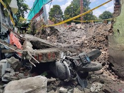 Tembok Sekolah di Palmerah Roboh, Timpa Motor hingga Tutup Akses Warga