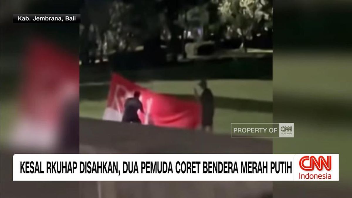 VIDEO: Kesal RKUHAP Disahkan, Dua Pemuda Coret Bendera Merah Putih