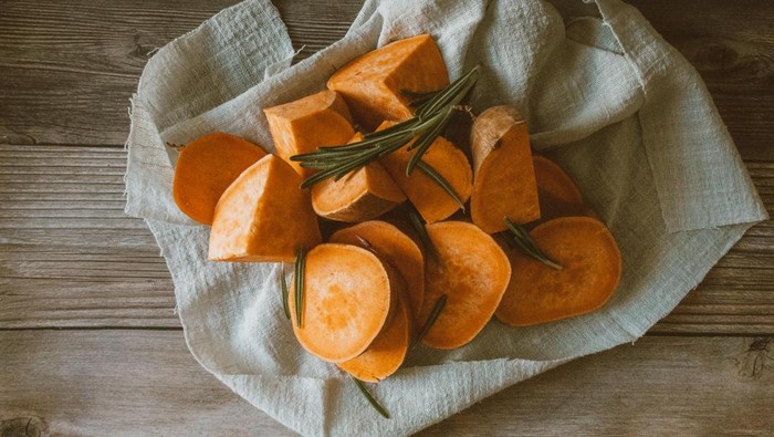 Ubi makanan sumber karbohidrat yang bisa membantu mengecilkan perut buncit. Ubi juga bisa membuatmu kenyang lebih lama.