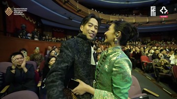 Highlight Dunia Hiburan InsertLive : 7 Momen Manis Vidi Aldiano Temani Sheila Dara di Festival Film Indonesia 2025