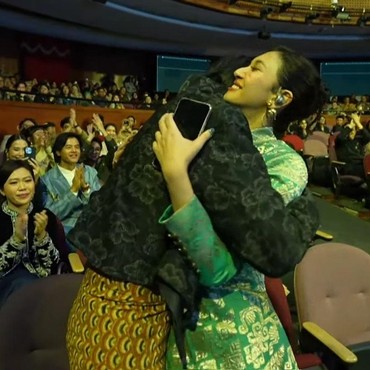 Raih Aktris Terbaik FFI 2025, Sheila Dara Ditemani Vidi Aldiano: Suami Saya Selamanya