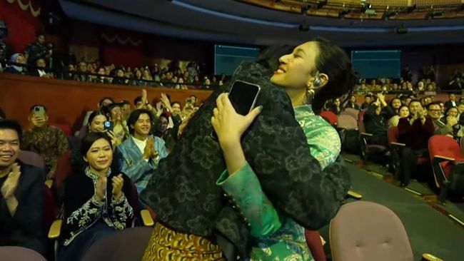 Raih Aktris Terbaik FFI 2025, Sheila Dara Ditemani Vidi Aldiano: Suami Saya Selamanya