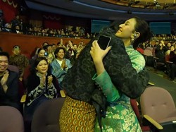 Pelukan-Air Mata Vidi Aldiano untuk Sheila Dara, Pemeran Utama Perempuan Terbaik