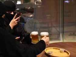 Viral Kafe di Arab Saudi Sajikan Bir, Pelanggannya Wanita Bercadar