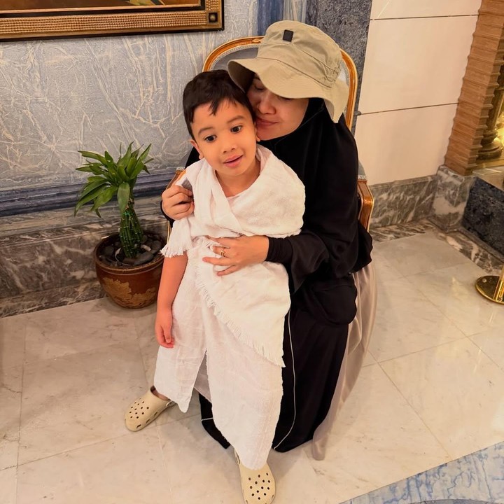 <p>Sederet artis Tanah Air memutuskan untuk menunaikan ibadah umrah saat hamil. Terbaru, artis Zaskia Sungkar pergi ke Tanah Suci saat hamil anak kedua. Kakak Shireen Sungkar ini menunaikan ibadah umrah bersama suaminya Irwansyah dan putranya Ukkasya. (Foto: Instagram @zaskiasungkar15)</p>