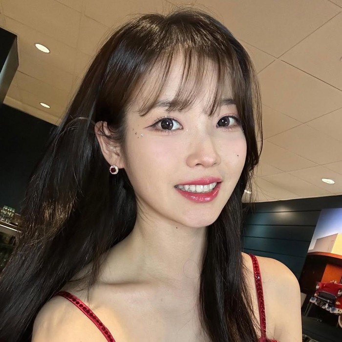 Tahun ini, aktris Lee Ji Eun atau  yang lebih popular disapa IU menunjukkan performa akting yang luar biasa melalui drama When Life Gives You Tangerines. Memerankan dua karakter yang memiliki perbedaan secara signifikan membuat perannya mendapatkan respon positif dari kritikus drama maupun penonton.