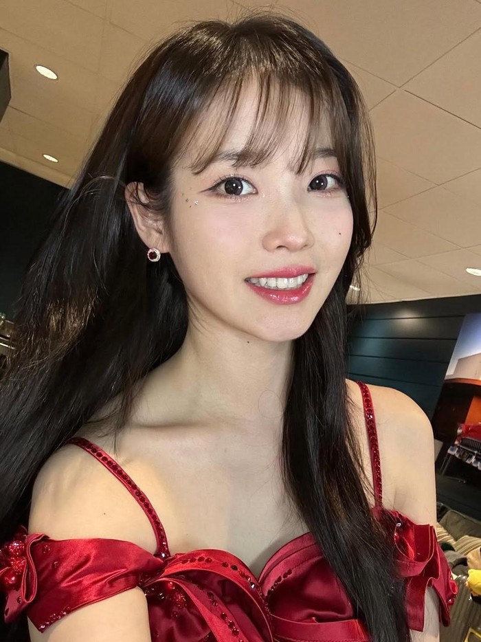 Tahun ini, aktris Lee Ji Eun atau  yang lebih popular disapa IU menunjukkan performa akting yang luar biasa melalui drama When Life Gives You Tangerines. Memerankan dua karakter yang memiliki perbedaan secara signifikan membuat perannya mendapatkan respon positif dari kritikus drama maupun penonton.