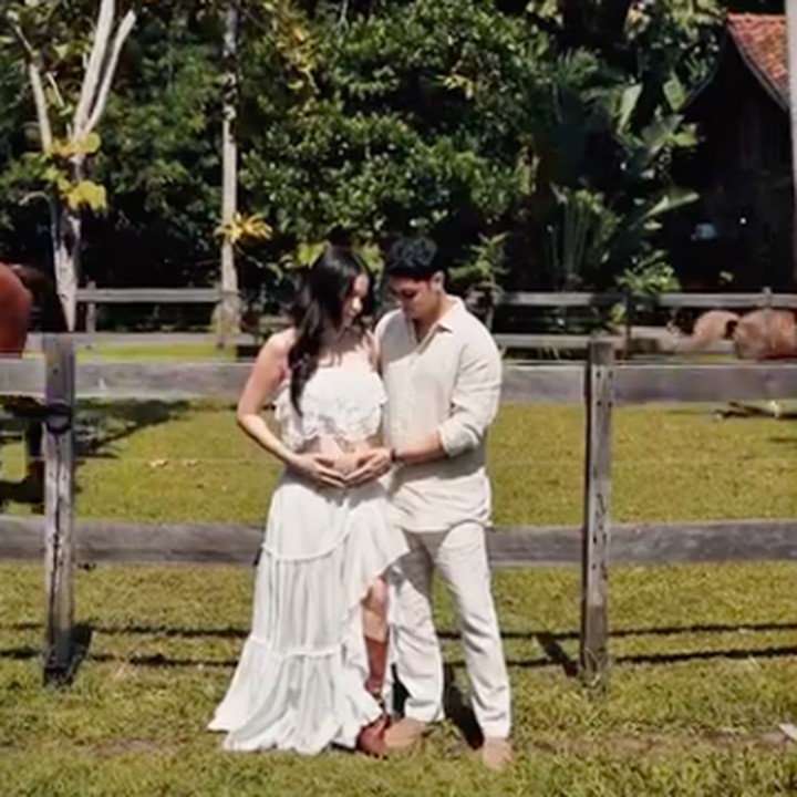 <p>Lewat akun Instagram pribadi, Alyssa Daguise mengumumkan kini tengah hamil anak pertama. Alyssa mengunggah video momen manis bersama Al Ghazali di mana akhir video Alyssa memperlihatkan <em>baby bump</em>-nya. (Foto: dok. Instagram @alyssadaguise)</p>