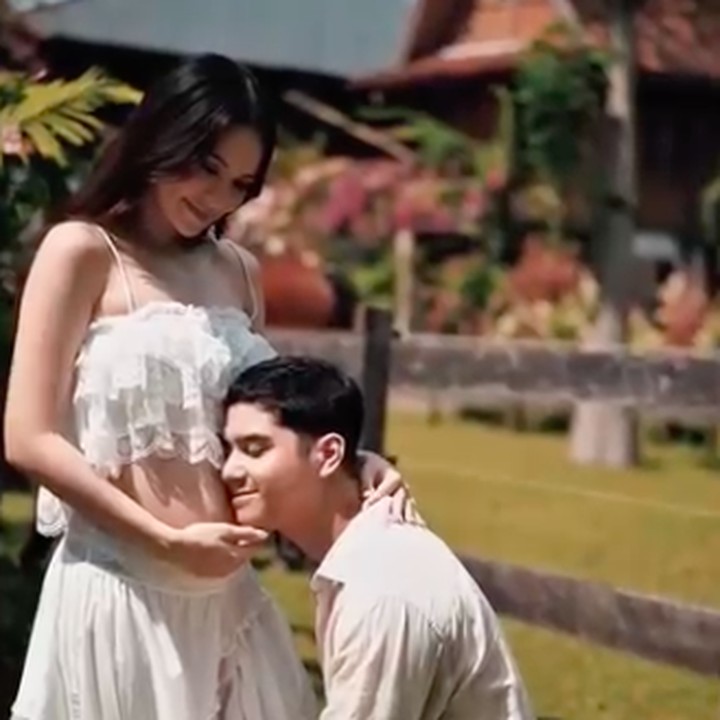 <p>Sontak kolom komentar akun Instagram Alyssa dan Al Ghazali ramai dibanjiri ucapan selamat. Sang Bunda, Maia Estiantu pun sudah membuat nama panggilan khusus untuk dirinya dan suami sebagai kakek nenek. "Oma Bunda (Oda) dan Opa Daddy (Ody) menunggu dengan sabar!!!" tulis Maia. (Foto: dok. Instagram @alyssadaguise)</p>