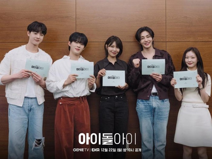 Selain dua pemeran utama, Idol Eye juga didukung deretan aktor yang siap mempertebal intrik ceritanya. Ada Jung Jae Kwang sebagai Gwak Byung Gyeon, jaksa dingin dari keluarga hukum terpandang yang punya sejarah masa lalu dengan Se Na. Lalu ada Choi Hee Jin sebagai Hong Hye Ju, putri konglomerat yang punya hidup serba ada, kecuali kebahagiaan.