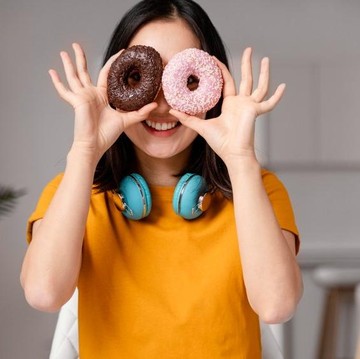 Menurut Ilmu Psikologi, Ini 3 Ciri Kepribadian Orang yang Suka Makanan Manis