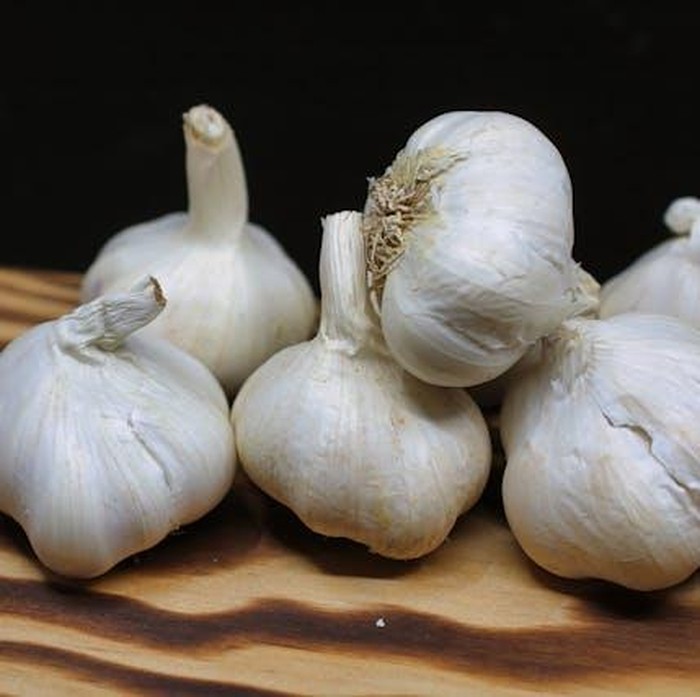 Kamu bisa memanfaatkan bawang putih untuk mengusir kecoak secara alami, lho. Karena bawang putih memiliki bau menyengat, hal tersebut dapat membantu mengusir kecoak