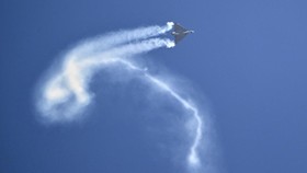 FOTO: Penampakan Aksi Jet Tempur India Sebelum Jatuh di Dubai Air Show