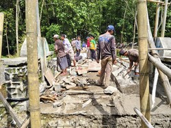 Jembatan Darurat Tarisi Hanyut, Dinas Perkim Sukabumi Turun Tangan