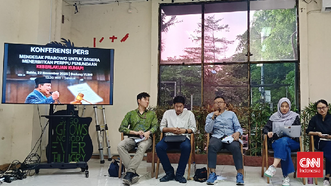 Direktur YLBHI Muhammad Isnur mengkritik sikap Menteri Hak Asasi Manusia Natalius Pigai terkait KUHAP baru yang disahkan DPR RI.