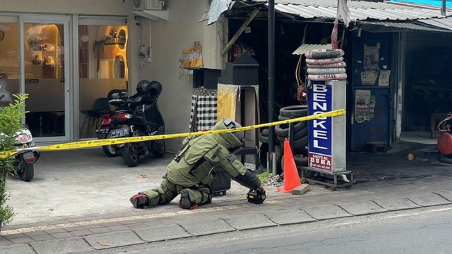 Polisi menemukan pemilik koper mencurigakan di Denpasar. Koper yang diduga berisi bom ternyata berisi barang rongsokan pemulung.