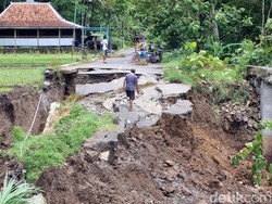 Penampakan Jalan Amblas 17 M di Kedungmiri Bantul, Kini Jadi Tontonan Warga
