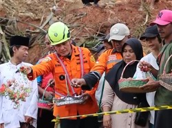Tim SAR dan Keluarga 2 Korban Longsor Cilacap yang Hilang Gelar Tabur Bunga