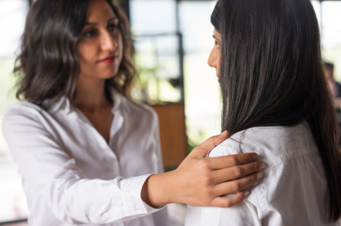 Mendengarkan secara aktif dapat memperkuat hubungan dan membuat orang merasa dihargai. Menurut ahli, kemampuan mendengarkan adalah salah satu cara paling efektif membuat perbedaan./ Foto: freepik.com/katemangostar