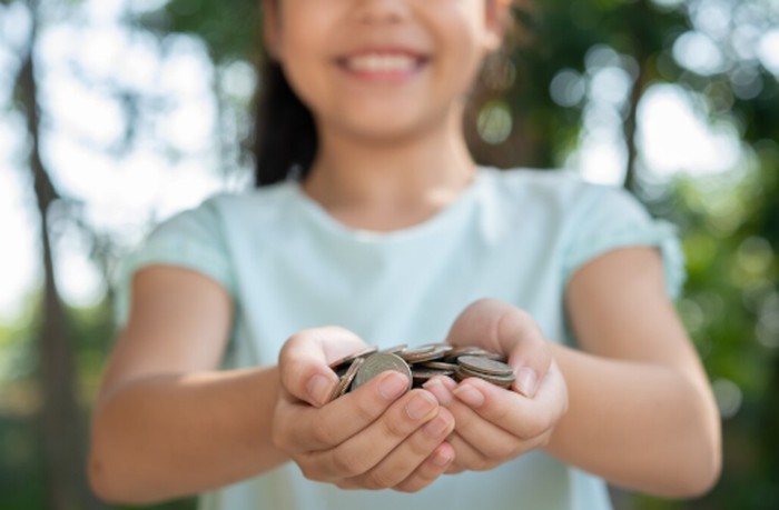 Donasi kecil tetap memberikan dampak besar jika dilakukan konsisten. Memberi walau sedikit meningkatkan rasa bahagia./ Foto: freepik.com/jcomp