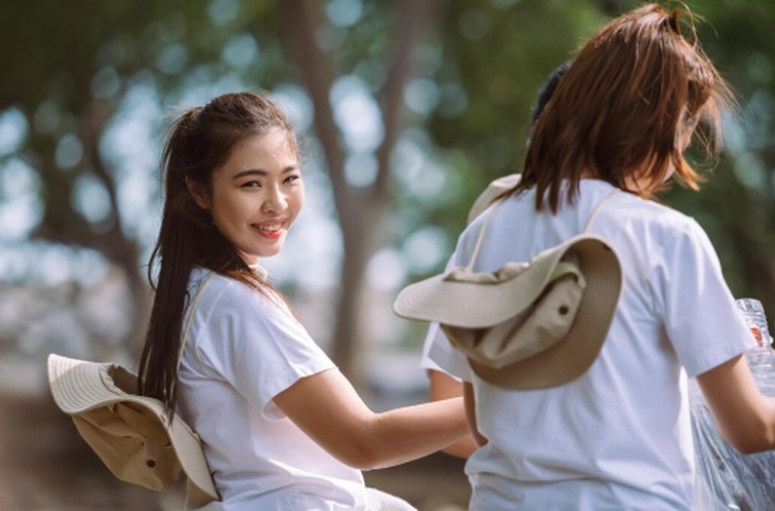 Relawan tidak harus menghabiskan waktu besar. Beberapa menit membantu orang lain dapat meningkatkan kesejahteraan./ Foto: freepik.com/partystock