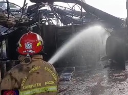 Kebakaran Gudang Oli Bekas di Bogor Akhirnya Padam Setelah 13 Jam