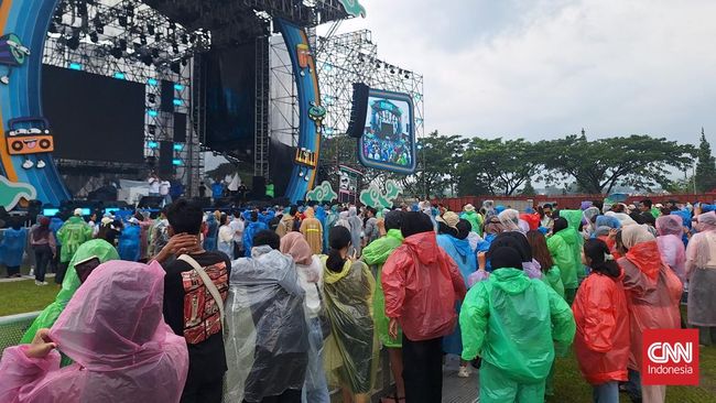 Para penonton alias Pasukan Koplo Keliling (KOPLING) terpantau berbondong-bondong menuju Stadion Pakansari, Cibinong, Bogor untuk bergoyang.