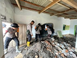 Satbrimob Polda Jatim Perkuat Operasi Kemanusiaan Pasca-Erupsi Semeru