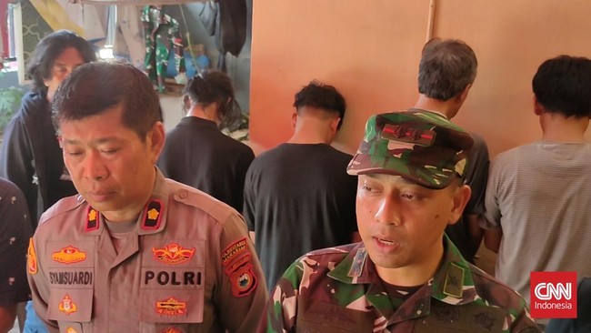 Lima pria yang diduga sementara mengkonsumsi sabu ditangkap petugas TNI di kawasan Kampung Sapiria dan Borta, Kecamatan Tallo, Makassar, Sulawesi Selatan.