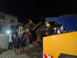 Tak Kuat Nanjak, Truk di Bogor Mundur hingga Tabrak Tempat Cuci Mobil