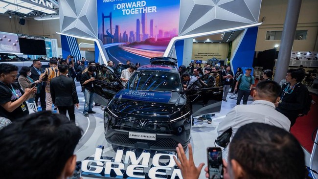 VinFast memperkenalkan Limo Green 7 seaters dan pikap konsep di pameran otomotif Gaikindo Jakarta Auto Week (GJAW) 2025, ICE BSD, Tangerang, Jumat (21/11).