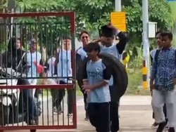 No Backpack Day, Siswa SMPN 1 Dander Bawa Ban sebagai Ganti Tas Ransel