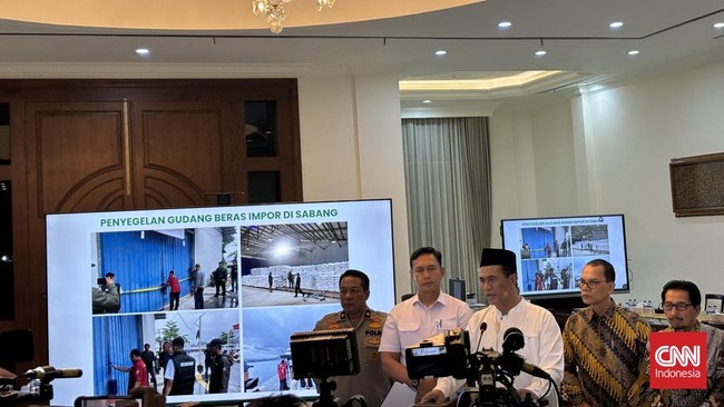 Mentan Andi Amran Sulaiman menyalurkan bantuan benih dan alsintan untuk 30 ribu hektare lahan sawah yang puso akibat banjir di Aceh, Sumut, dan Sumatera Barat.